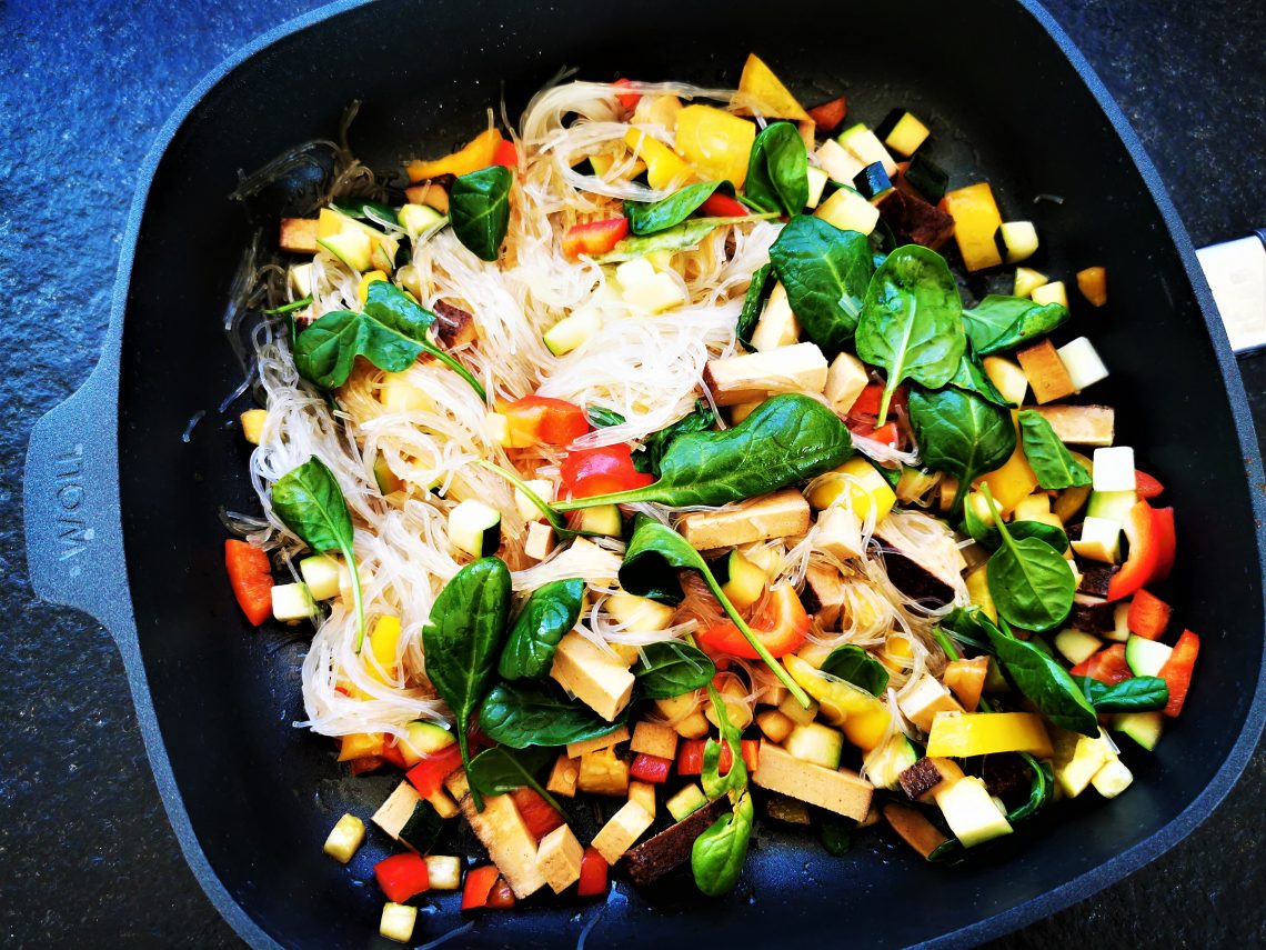 Einfach lecker kochen! Dieses Rezept für vegane Glasnudelpfanne ist binnen 10 Minuten fertig, kinderleicht und gesund. Nachkochen & genießen!