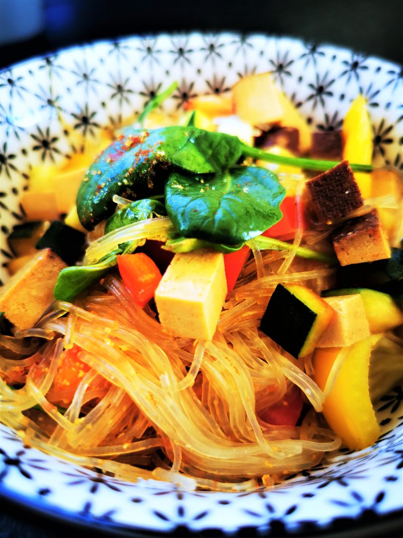 Einfach lecker kochen! Vegane Glasnudelpfanne mit Spinat, Paprika, Knoblauch und Tofu - so lecker!