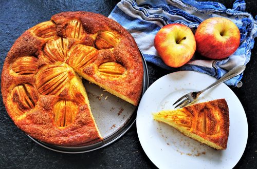 Versunkener Apfelkuchen ist ein Klassiker. Dieses Rezept mit Quark und Zuckerkruste ist ein Highlight auf der Kaffeetafel. Backen & genießen!