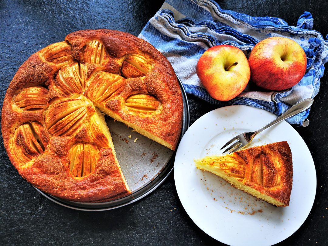 Versunkener Apfelkuchen ist ein Klassiker. Dieses Rezept mit Quark und Zuckerkruste ist ein Highlight auf der Kaffeetafel. Backen & genießen!