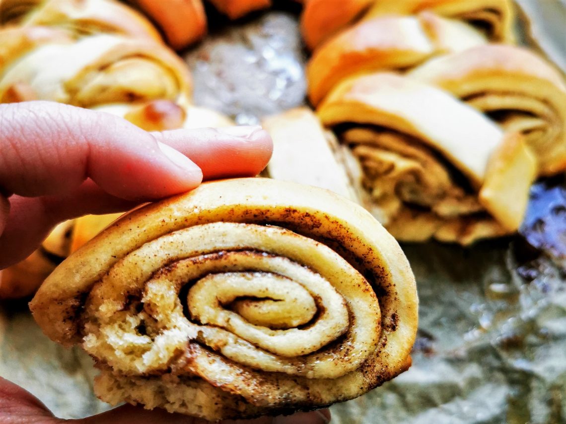 Zimtschnecke mal anders - mit diesem Zimtschneckenkranz landest du einen Hingucker auf der Kaffeetafel. Ein einfaches Rezept zum Ausdrucken!