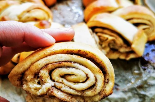 Zimtschnecke mal anders - mit diesem Zimtschneckenkranz landest du einen Hingucker auf der Kaffeetafel. Ein einfaches Rezept zum Ausdrucken!