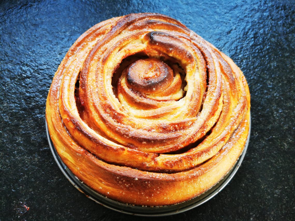 Wenn du Zimtschnecken magst, wirst du dieses Rezept für Zimtschneckenkuchen mit Marmelade lieben! So einfach, so lecker! Backen & genießen!