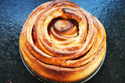 Wenn du Zimtschnecken magst, wirst du dieses Rezept für Zimtschneckenkuchen mit Marmelade lieben! So einfach, so lecker! Backen & genießen!