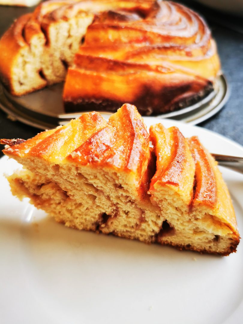 Leckerer Hefekuchen - Schneckerlkuchen, Rosenkuchen - riesen Zimtschnecke aus der Springform mit Marmelade und Zimt