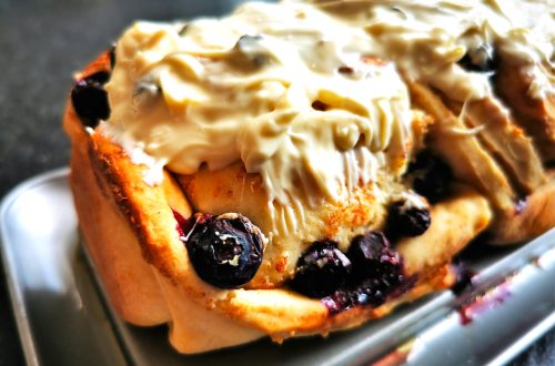 Dieser saftige Hefezopf mit Heidelbeeren verspricht absoluten Genuss! Ein einfaches Rezept mit Schritt für Schritt Anleitung zum Backen.