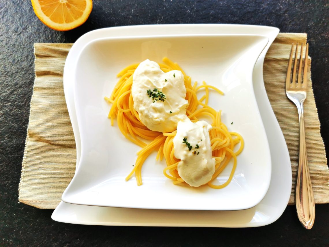 Ein einfaches Rezept für Pasta in Zitronen-Mascarponesoße kochen. Vegetarisch, schnell, lecker. Spaghetti essen mal herzhaft anders.