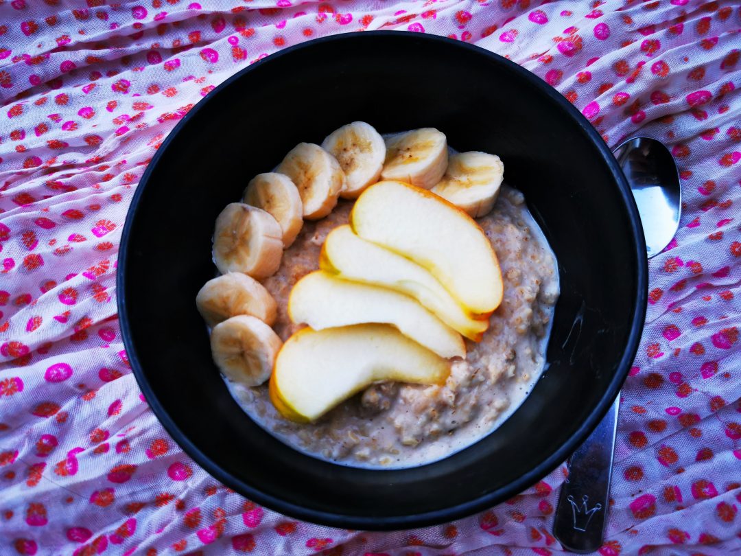 Hier bekommst du ein kinderleichtes Rezept für Pudding-Porridge mit Zimt. Einfache Zimt-Oats selber machen. Das perfekte Frühstück als Start.