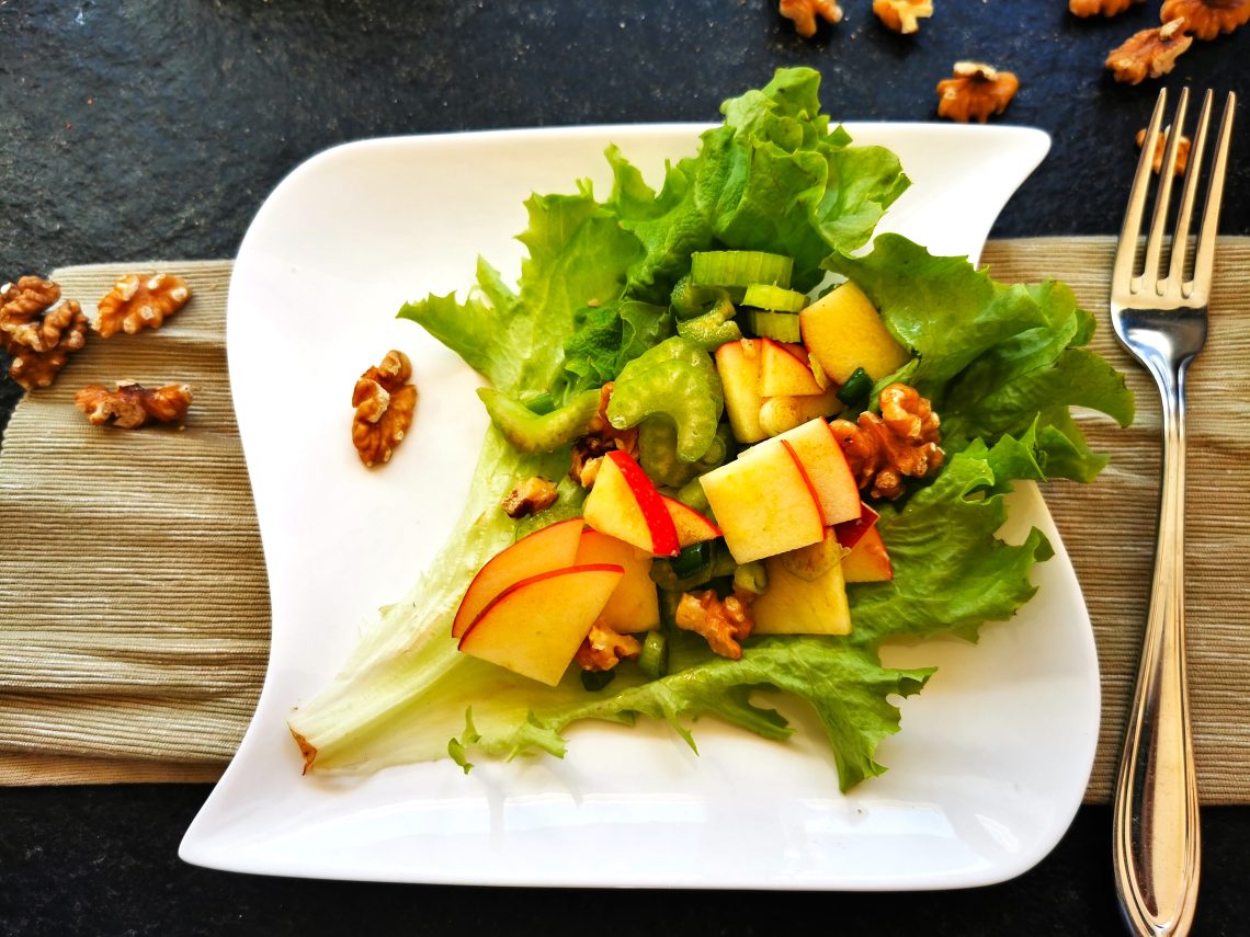 Hier findest du ein kinderleichtes Rezept für Apfelsalat mit Staudensellerie & Walnüssen. Ein veganes Gericht, in wenigen Minuten zubereitet.