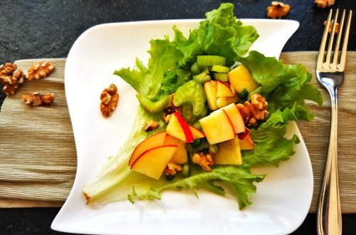 Hier findest du ein kinderleichtes Rezept für Apfelsalat mit Staudensellerie & Walnüssen. Ein veganes Gericht, in wenigen Minuten zubereitet.