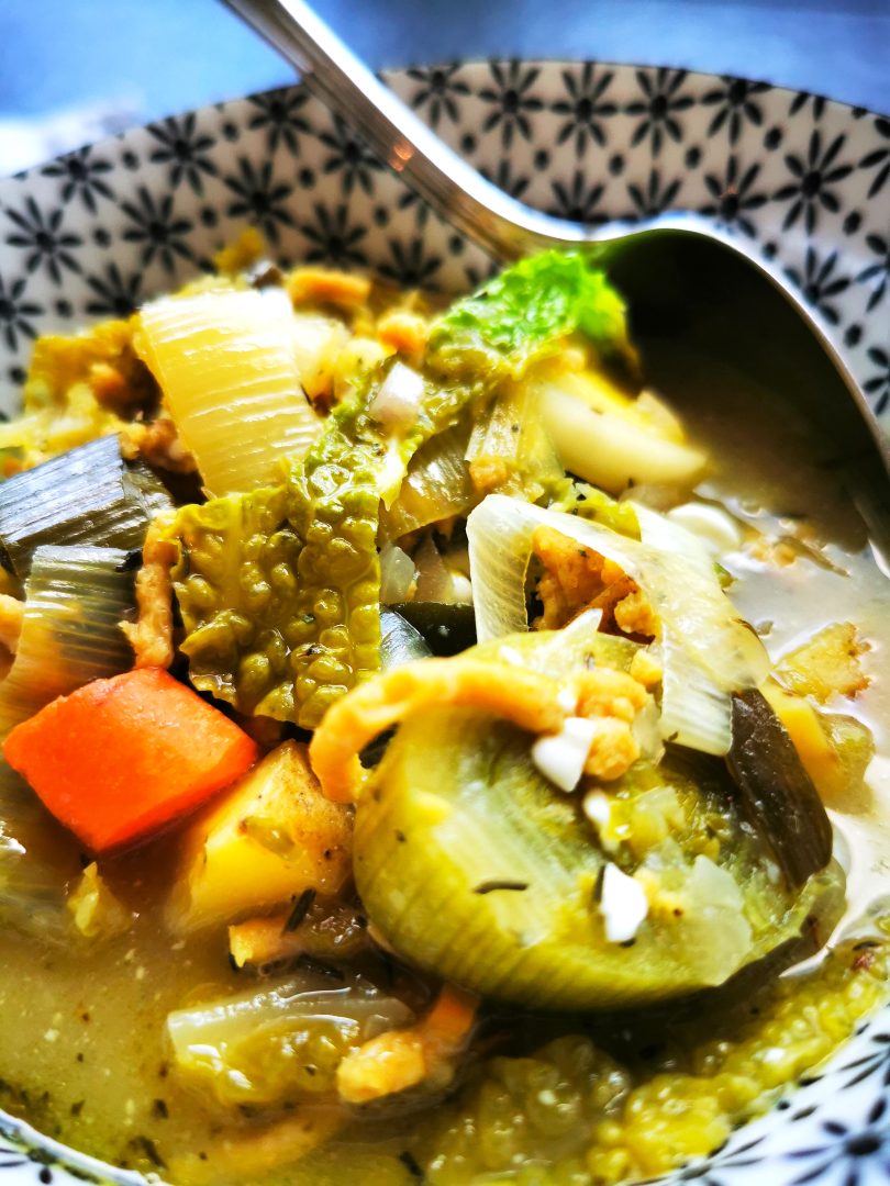 Winterlicher Eintopf mit Wirsing, Karotten, Lauch und Hackfleisch. So einfach geht lecker kochen!