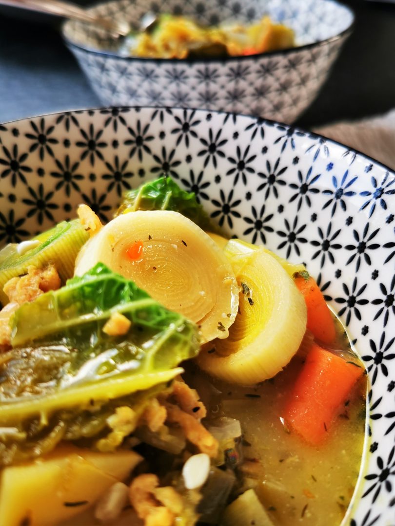 Gemüseeintopf mit Hack kochen - so einfach geht es. Hier findest du ein kinderleichtes Rezept für Eintopf mit Wintergemüse und Fleisch