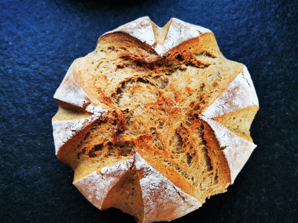 So einfach geht Joghurt-Krustenbrot backen. Ich erkläre dir Schritt für Schritt in meinem Rezept, wie du mein einfaches Topfbrot backen kannst