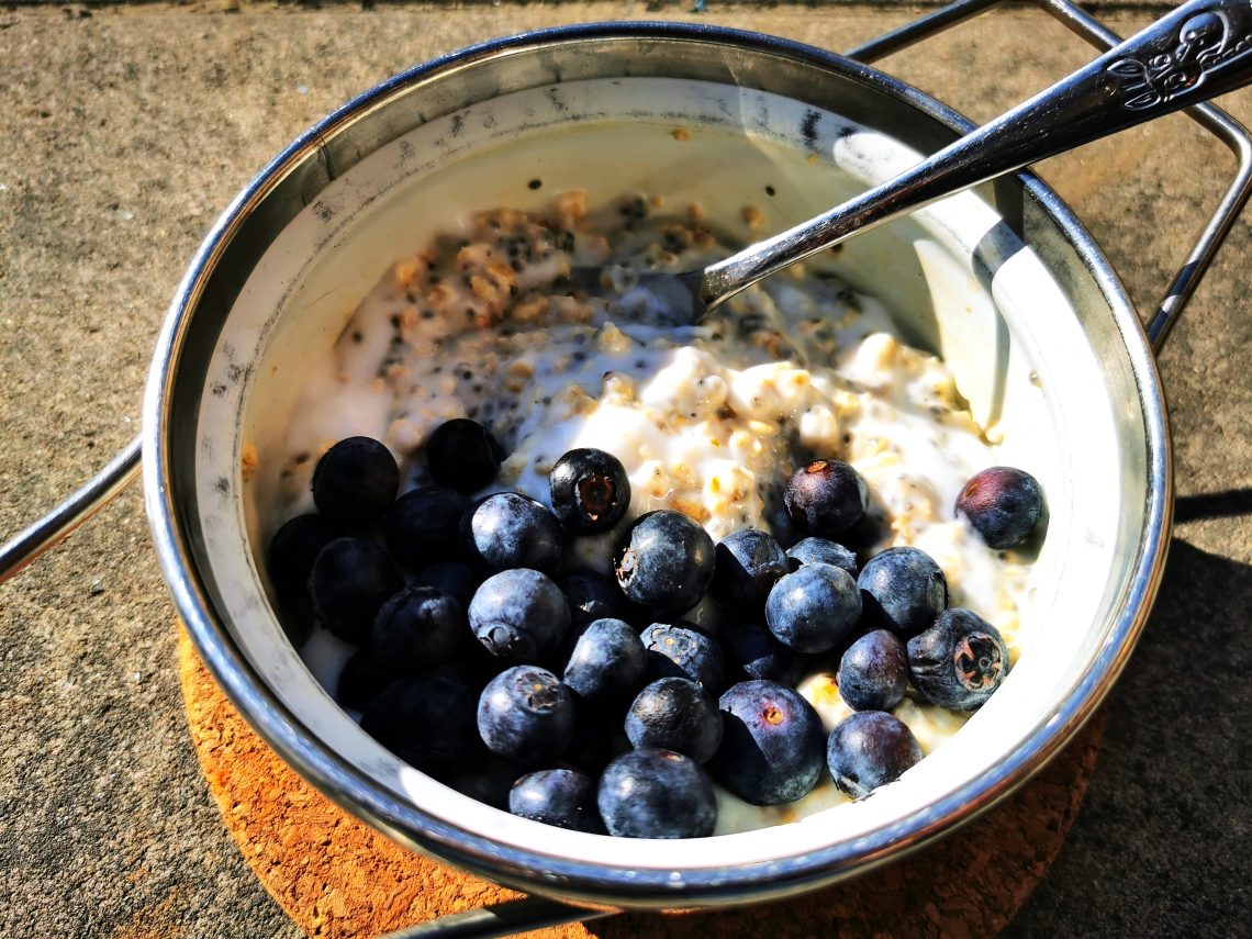 Hier findest du ein schnelles Rezept für Joghurt-Porridge mit Heidelbeeren - einfach, lecker und gesund. Das perfekte Frühstück: vegan!