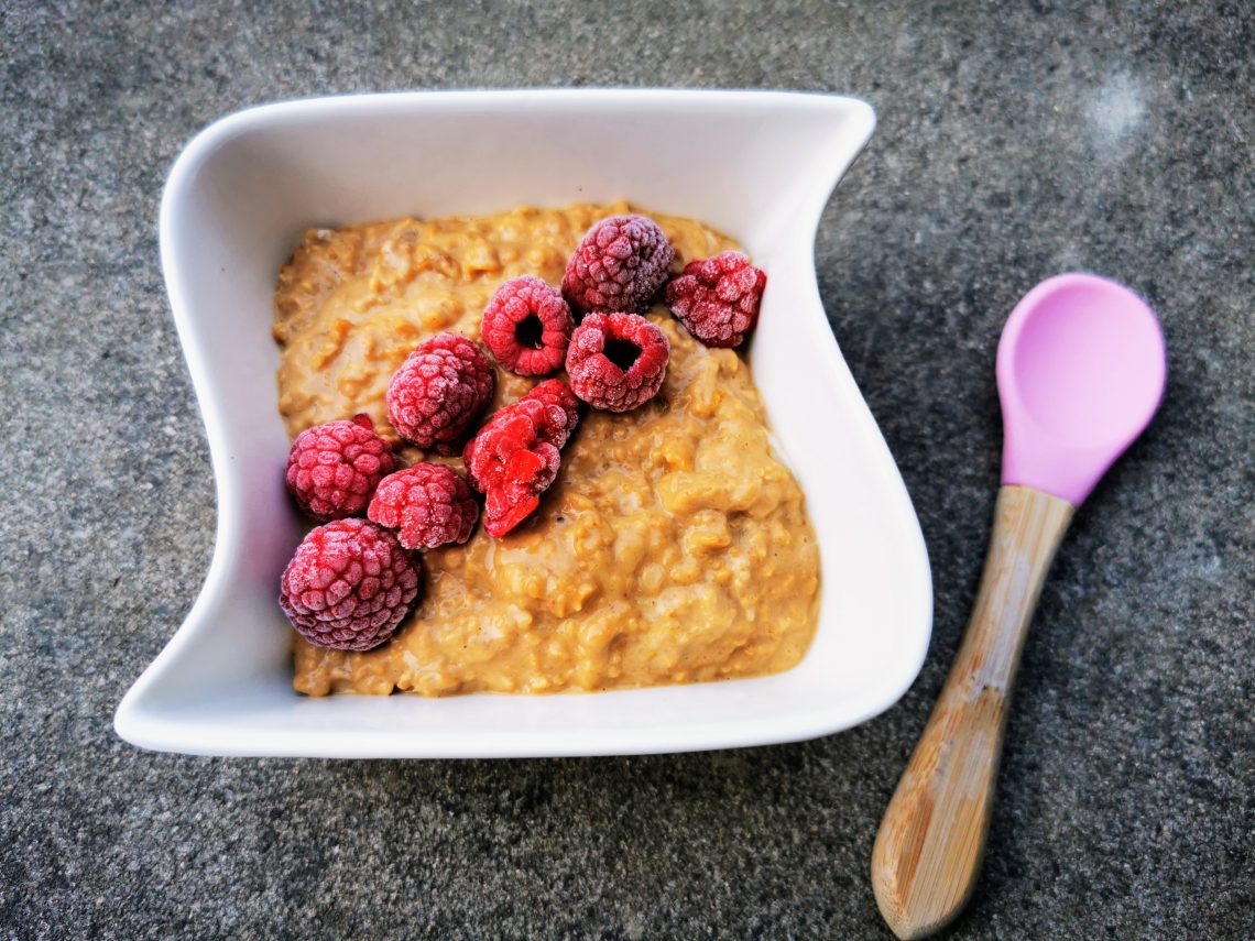 Ein einfaches Rezept für Koffein-Porridge mit gefrorenen Himbeeren. Für einen wachen Start in den Tag. Ein schnelles & gesundes Frühstück