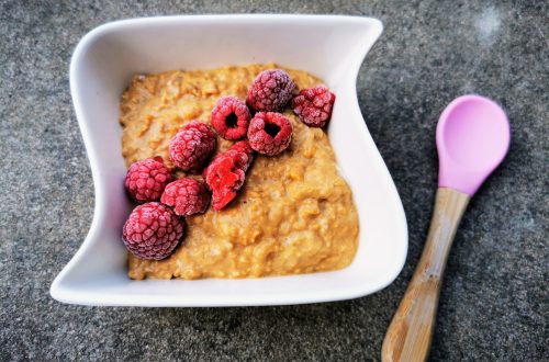 Ein einfaches Rezept für Koffein-Porridge mit gefrorenen Himbeeren. Für einen wachen Start in den Tag. Ein schnelles & gesundes Frühstück