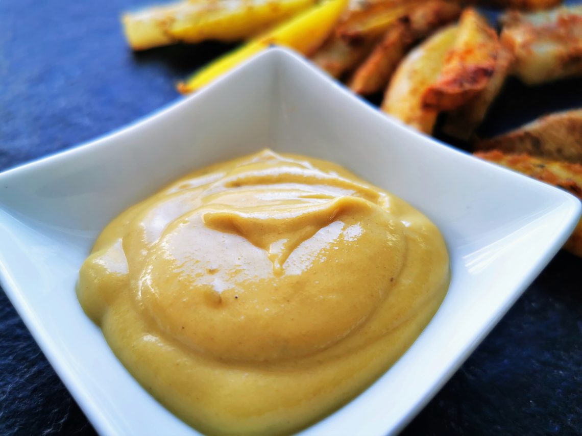 Ein einfaches Rezept für vegane Mayonnaise mit Tahin - Sesammus. Mayonnaise ohne Ei in weniger als 5 Minuten. Simpel und lecker zu Pommes!