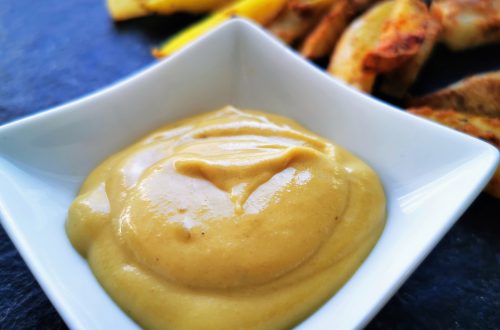 Ein einfaches Rezept für vegane Mayonnaise mit Tahin - Sesammus. Mayonnaise ohne Ei in weniger als 5 Minuten. Simpel und lecker zu Pommes!