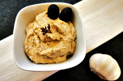 Ein einfaches Rezept für Auberginenaufstrich mit Feta & Oliven. Simpel, schnell & lecker, vegetarisch. Ein toller Dip zu Chips oder Grillgut.