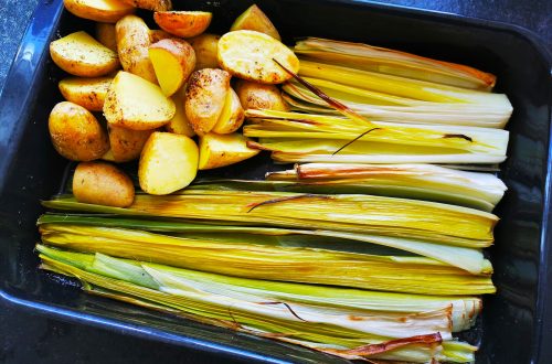 Geschmorter Lauch aus dem Ofen mit Kartoffeln - ein einfaches Rezept für Porree. Vegetarisch oder vegan kochen. Ein einfaches Kochrezept