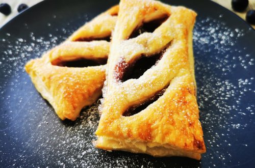 Süße Blätterteigtaschen mit Marmelade - ein kinderleichtes Rezept mit nur 3 Zutaten. Einfach backen.