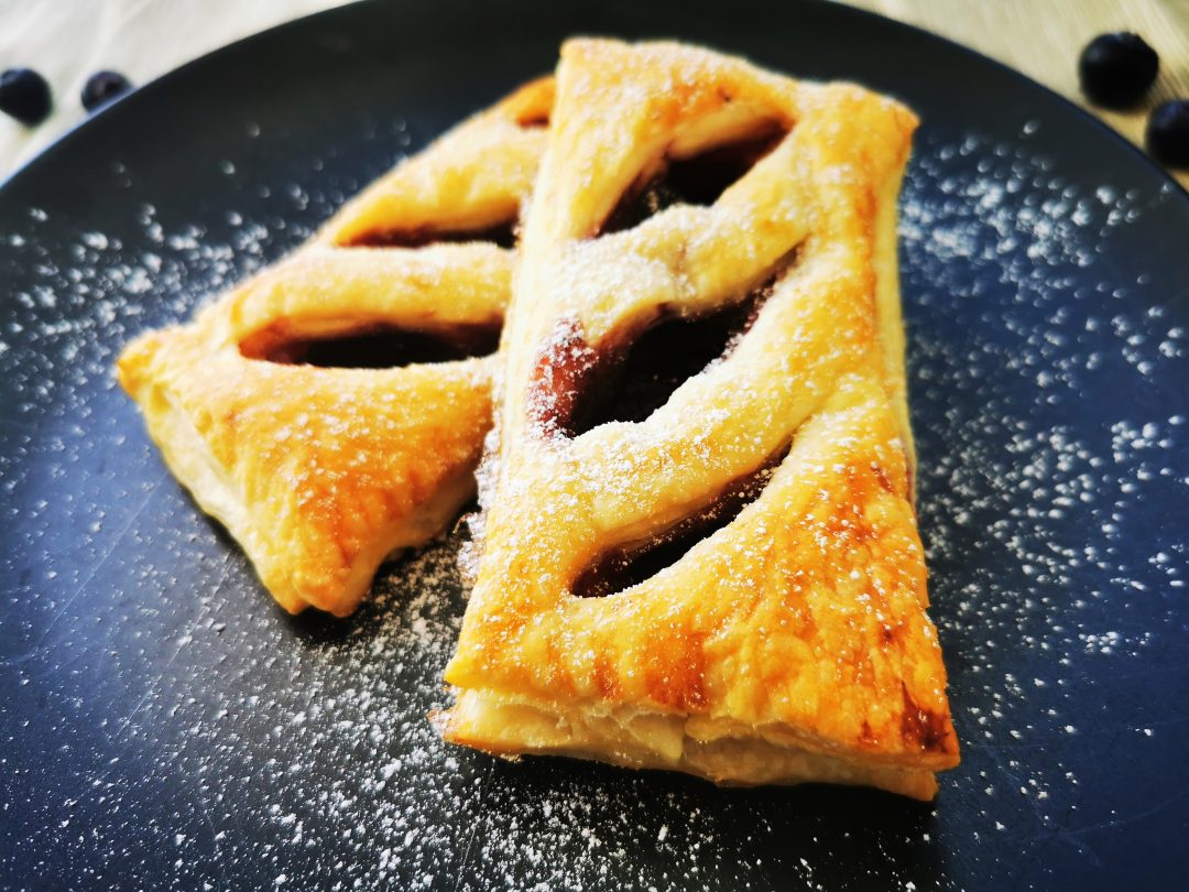 Süße Blätterteigtaschen mit Marmelade - ein kinderleichtes Rezept mit nur 3 Zutaten. Einfach backen.