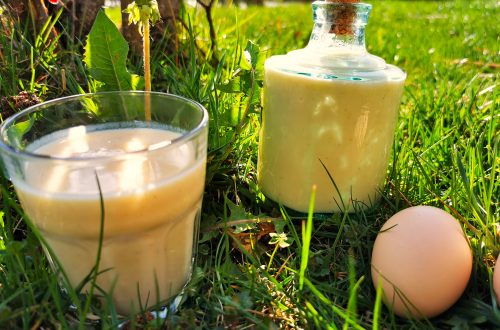 Dieses Rezept für Eierlikör aus ganzen Eiern wirst du lieben. Keine Verschwendung von Eiweiß, aber so einfach und lecker! Kochen und genießen!