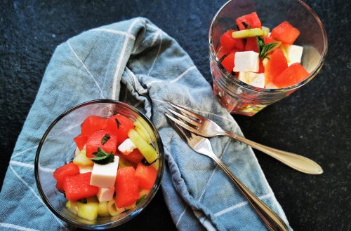 Herrlich leichter Melonensalat mit Feta und Gurke. Ein einfaches Rezept für diesen leckeren Sommersalat, das an keinem Grillabend fehlen darf!