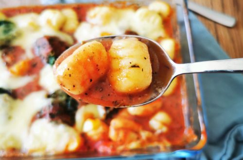 Hier findest du ein einfaches Rezept für vegetarischen Gnocchi-Auflauf, das binnen weniger Minuten im Ofen steht & herrlich köstlich schmeckt!