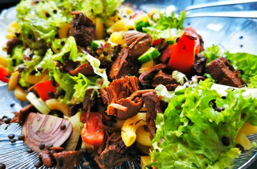 Hier findest du ein leckeres veganes Rezept für Salat mit Jackfruit, Nudeln und Linsen. Schnell, gesund und lecker kochen!