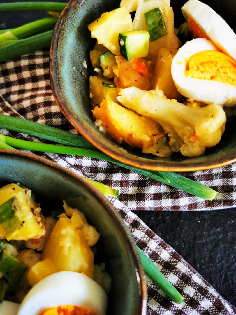 Kartoffelsalat mit Blumenkohl, Gurke, Lauchzwiebeln, Eiern, Mayonnaise - ein einfaches Rezept auf Cappotella.de