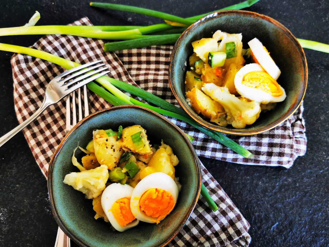 Leckerer Blumenkohl-Kartoffelsalat mit Ei und Mayonnaise - ganz einfach auf Cappotella, dem Kochblog für schlichten Genuss