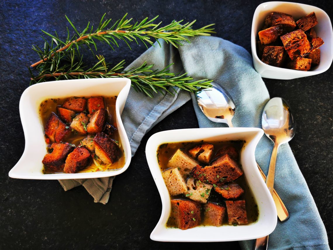 Einfache Brotsuppe - ein leichtes Rezept zum Nachkochen. Altes Brot verwerten. Nachkochen und eine leckere Suppe genießen!