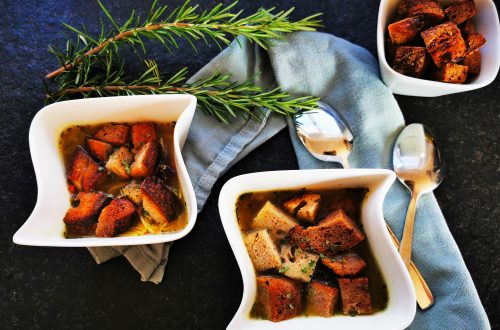 Einfache Brotsuppe - ein leichtes Rezept zum Nachkochen. Altes Brot verwerten. Nachkochen und eine leckere Suppe genießen!