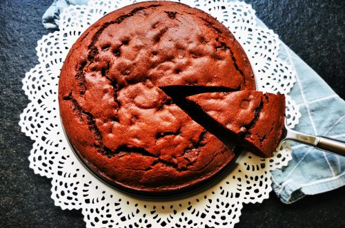 Einfacher Schokokuchen mit Wow-Effekt. Dieser herrlich leckere Double Chocolate Cake ist eine Sünde wert! Hier findest du das Rezept.