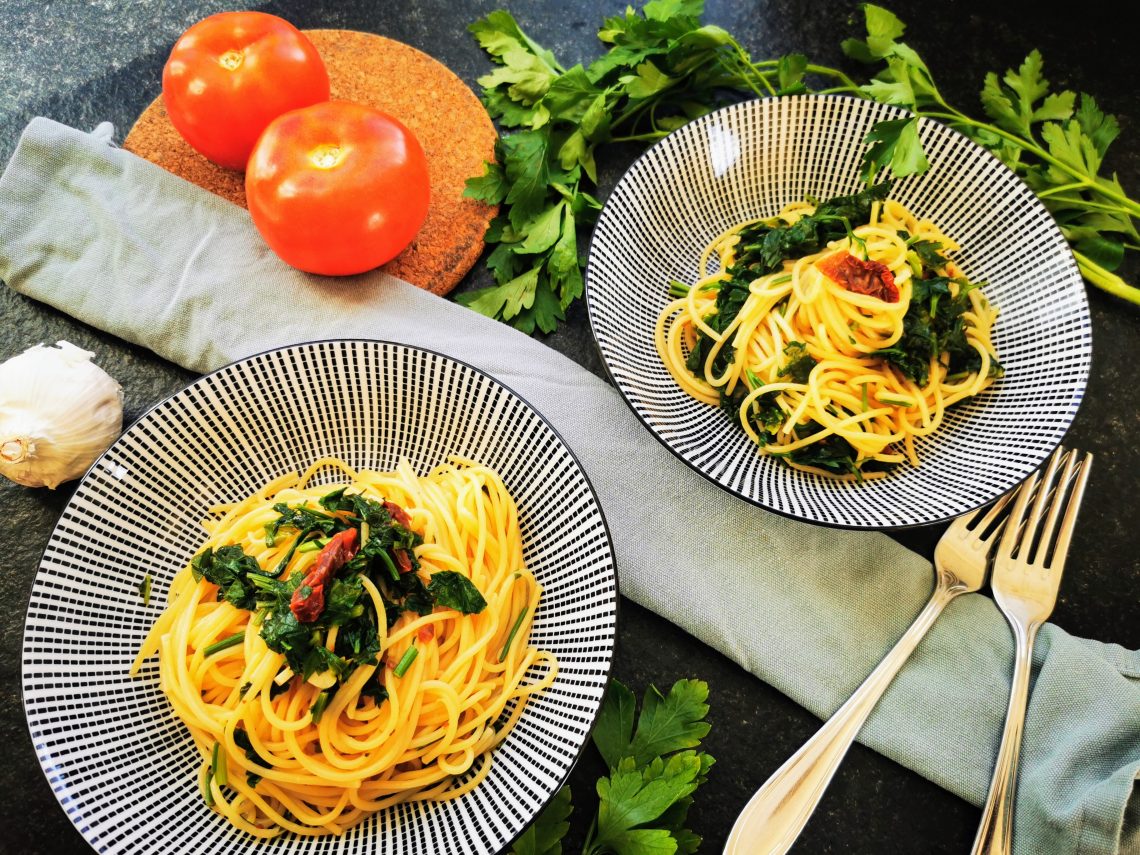 Pasta mit Petersilie, getrockneten Tomaten und Knoblauch - ein einfaches Rezept auf Cappotella, dem Foodblog für schlichten Genuss.