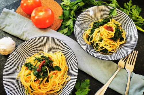 Pasta mit Petersilie, getrockneten Tomaten und Knoblauch - ein einfaches Rezept auf Cappotella, dem Foodblog für schlichten Genuss.