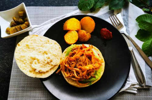 Hier findest du ein einfaches Rezept für veganen Pulled Pork Burger. Eine leckere herzhafte Alternative zu Schweinefleisch. Nachkochen & genießen!