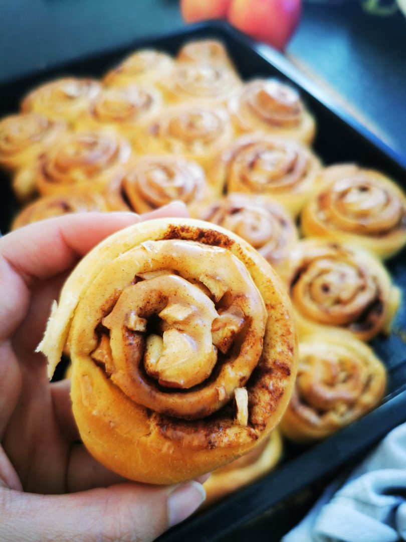 Winterliche Apfel-Zimtschnecken vom Blech - Cappotella Winterliche Apfel-Zimtschnecken vom Blech - Cappotella
