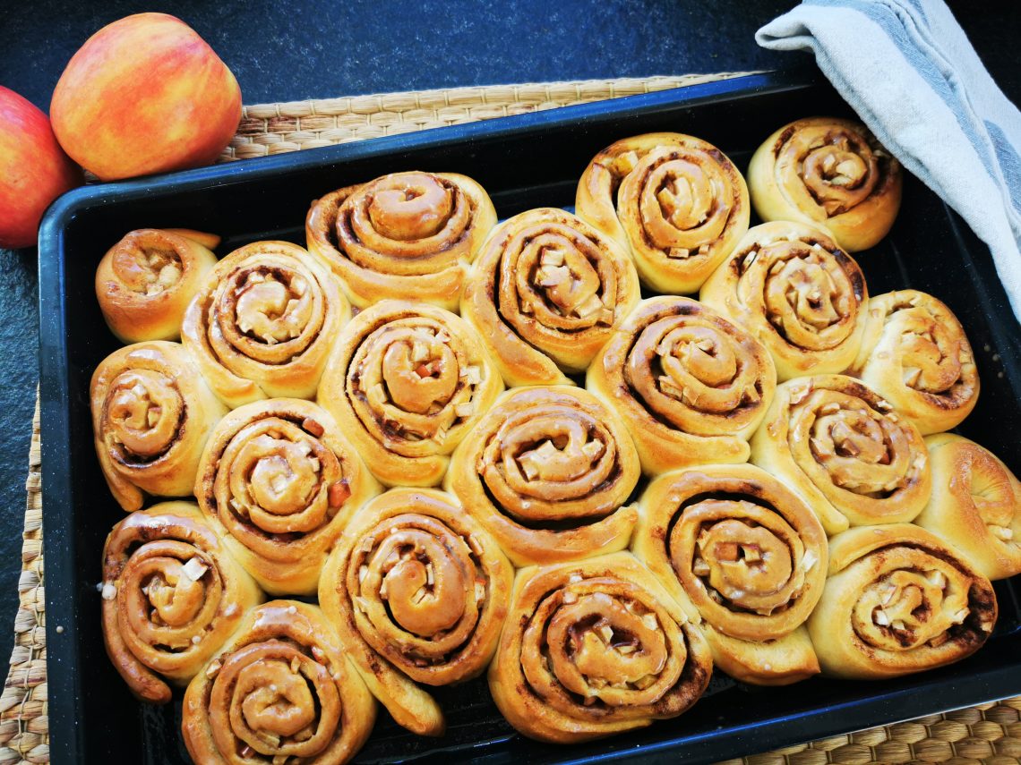 Ein einfaches Rezept für saftige Apfel-Zimtschnecken aus Hefeteig. Hier hast du eine Schritt-für-Schritt-Anleitung zum Backen.