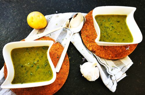 Dieses einfache Rezept für Petersiliensuppe mit Kartoffeln schmeckt einfach immer. Ob als Vorspeise zu Weihnachten oder an kalten Tagen. Ganz einfach!