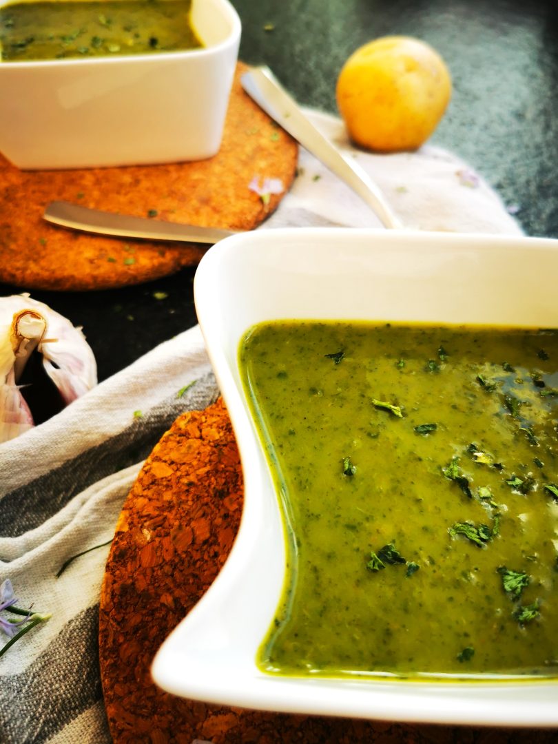 Vegane Petersiliensuppe - ein Genuss. Das Rezept ist ganz einfach und schmeckt köstlich!