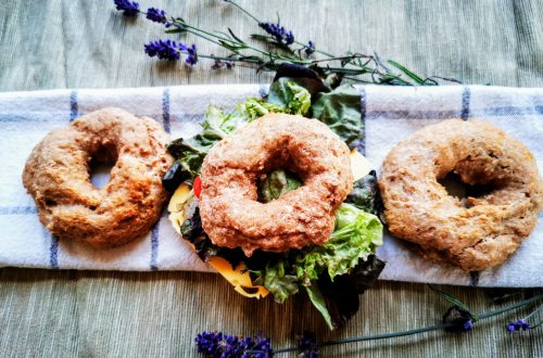 Diese einfachen und leckeren Bagels kommen mit drei Zutaten aus. Das macht sie zum perfekten Frühstück, denn sie sind schnell und lecker!