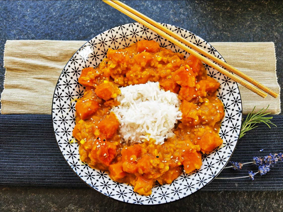 Ein einfaches Rezept für Kürbiscurry mit Basmatireis auf Cappotella. Schnell, vegan und lecker. Einfach Nachkochen und genießen!