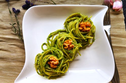 Feldsalat mal anders: Hier bekommst du ein einfaches Rezept für Pasta mit Feldsalatpesto. So lecker, so schnell und vegan. Nachmachen & genießen