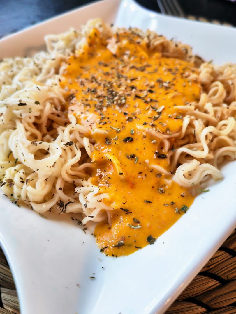 Mie-Nudeln mit Paprika-Frischkäsesoße // einfach und vegan - Cappotella