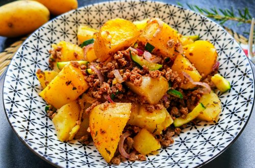 Diese vegane Kartoffelpfanne wirst du lieben. Ein einfaches Rezept, das durch seine simplen Zutaten besticht. Nachkochen und genießen!