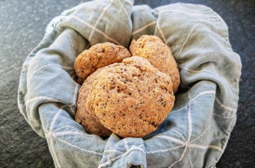 Du magst Brötchen, hast aber keine zur Hand? Mit meinem einfachen Rezept zauberst du saftige Chiabrötchen ohne Hefe. Joghurtbrötchen mit Chia!