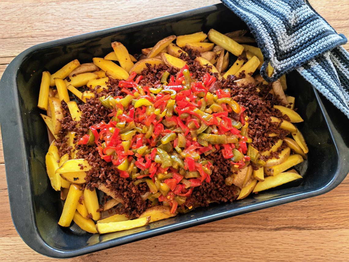 Du liebst Chili Cheese Fries, willst aber auf tierische Produkte verzichten? Dann ist DAS das perfekte Rezept für dich!