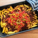 Du liebst Chili Cheese Fries, willst aber auf tierische Produkte verzichten? Dann ist DAS das perfekte Rezept für dich!